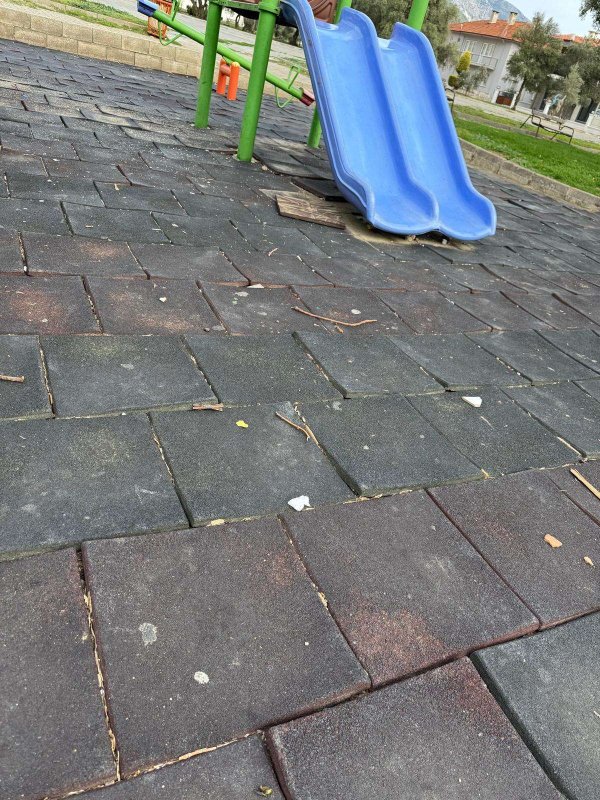 Menteşe'de Düğerek Parkları Dökülüyor: Çocuklar Tehlikede 7